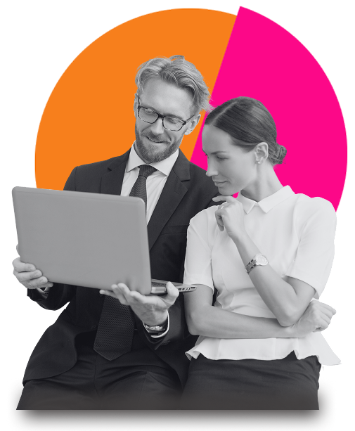 Kobieta i mężczyzna siedzą obok siebie i wspólnie analizują coś na laptopie; w tle widoczny pomarańczowo-różowy okrągły element graficzny.
