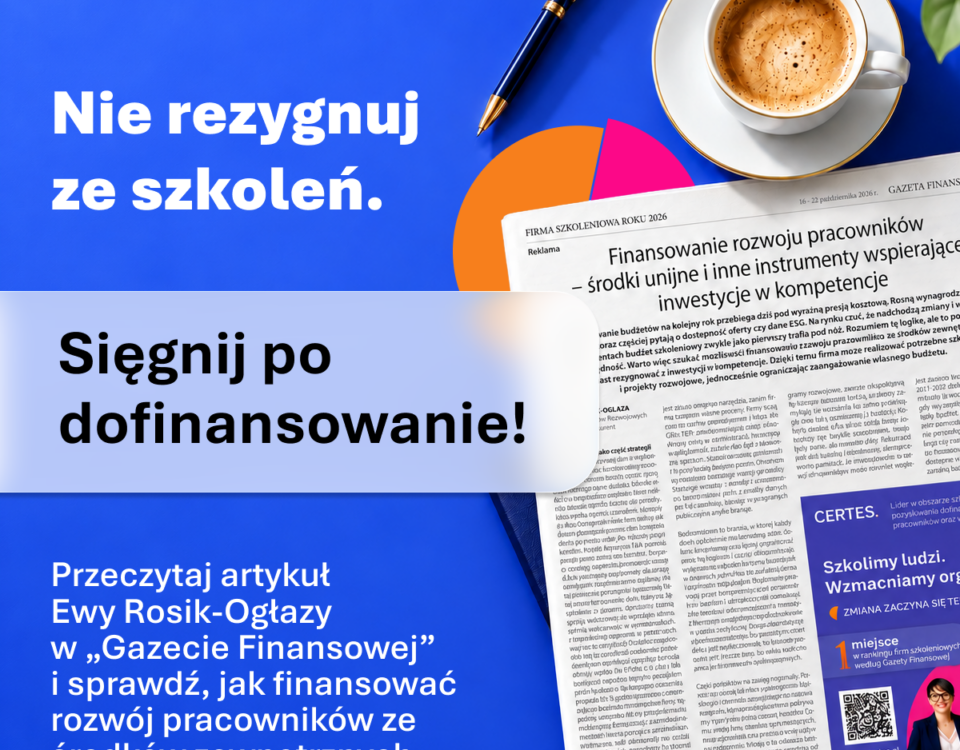 Grafika promocyjna CERTES w niebieskiej kolorystyce z hasłem „Nie rezygnuj ze szkoleń. Sięgnij po dofinansowanie!”. Po prawej stronie widoczny artykuł Ewy Rosik-Ogłazy w „Gazecie Finansowej” pt. „Finansowanie rozwoju pracowników – środki unijne i inne instrumenty wspierające inwestycje w kompetencje”. Grafika zachęca do przeczytania artykułu i poznania możliwości finansowania szkoleń ze środków zewnętrznych.